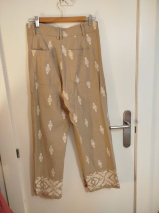 Pantalón Zara beige estampado geométrico