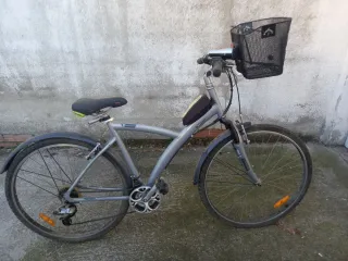 Bicicleta gris con cesta y guardabarros