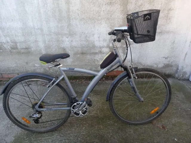 Bicicleta gris con cesta y guardabarros