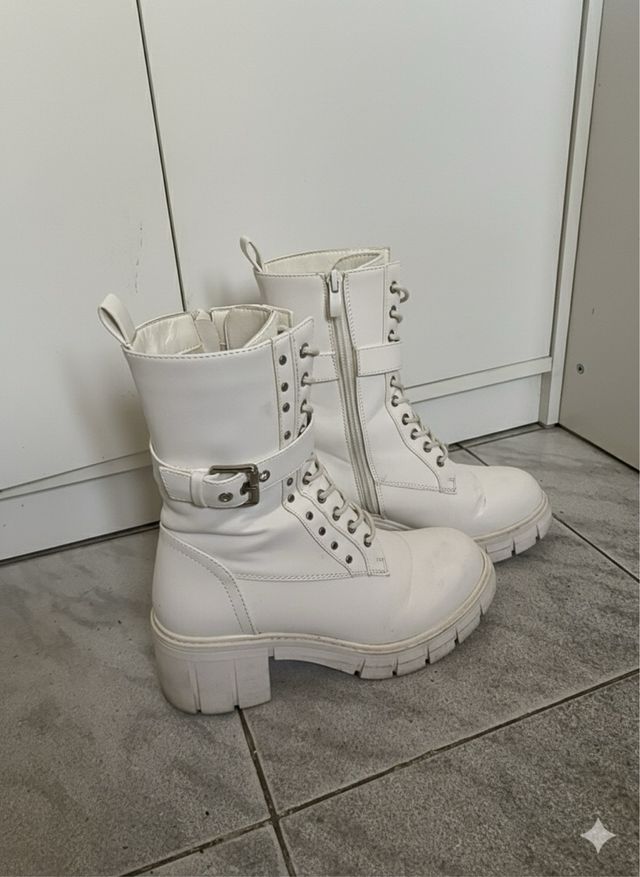 Botas blancas con cordones y hebilla