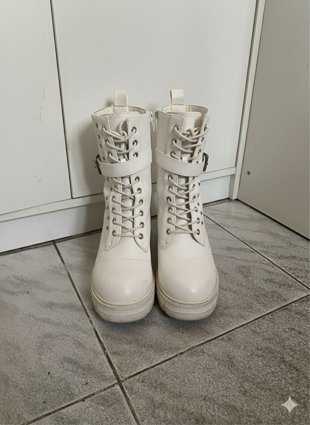 Botas blancas con cordones y hebilla