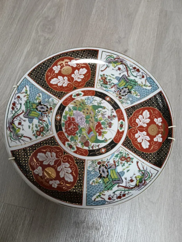 Plato Imari decorado con aves y flores 36 cm
