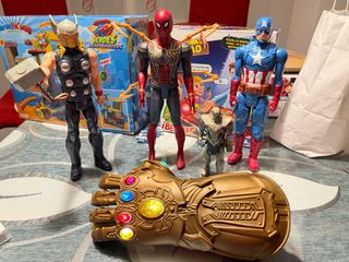 Pack Muñecos Vengadores y Guantelete Thanos