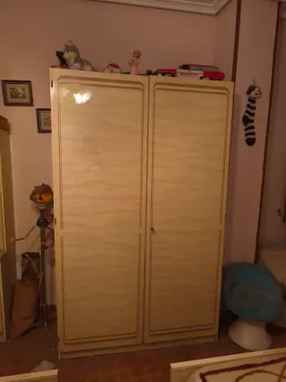 Habitación: 2 camas, armario, mesita y comoda