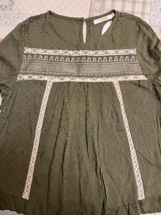 Blusa verde caqui con bordados talla M