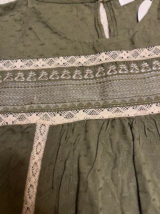 Blusa verde caqui con bordados talla M