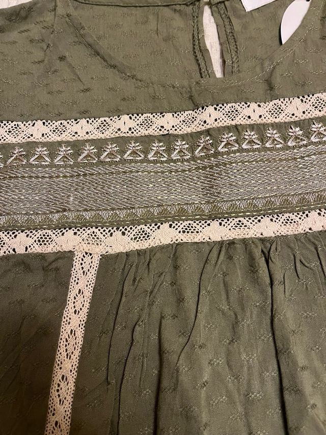 Blusa verde caqui con bordados talla M