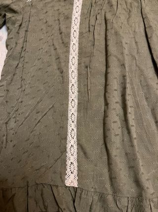 Blusa verde caqui con bordados talla M