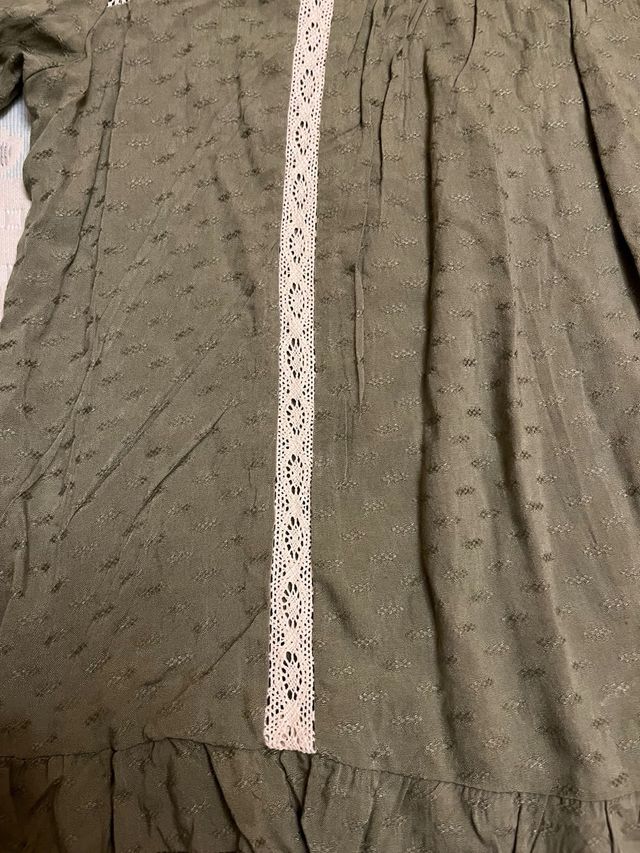 Blusa verde caqui con bordados talla M