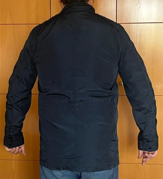 Parka azul fina tipo cortavientos