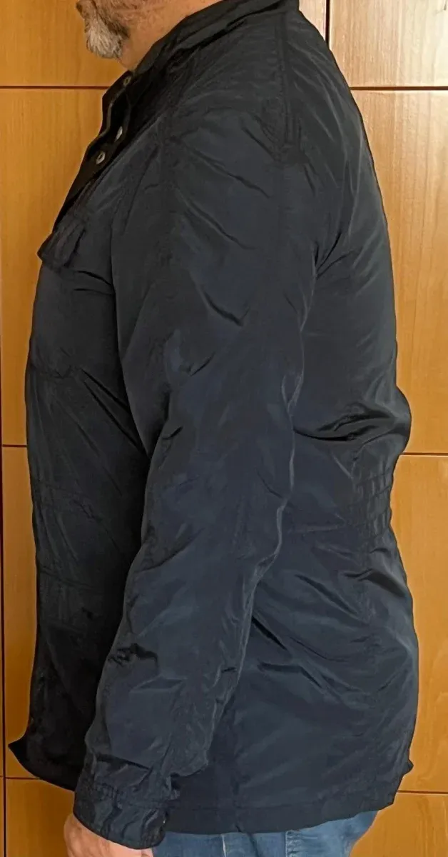 Parka azul fina tipo cortavientos