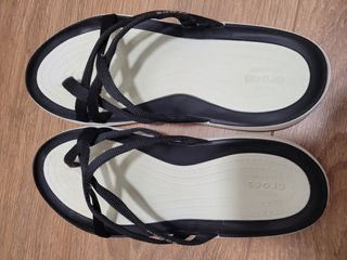 Sandalias Crocs Negras y Blancas