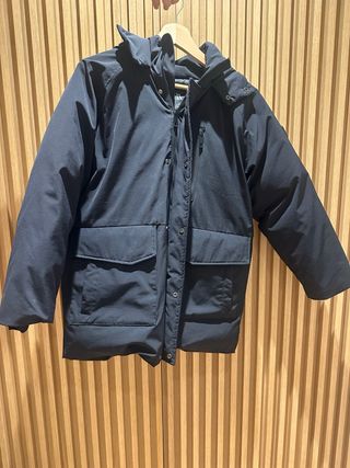 Plumón negro con capucha de Pelo de Niño