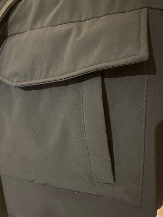 Plumón negro con capucha de Pelo de Niño