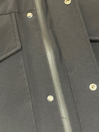 Plumón negro con capucha de Pelo de Niño