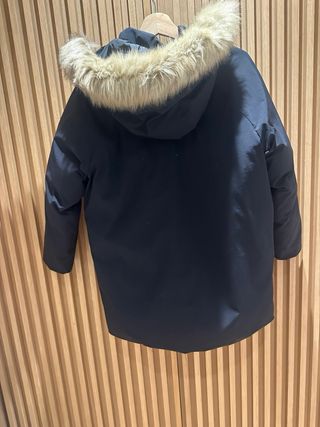 Plumón negro con capucha de Pelo de Niño