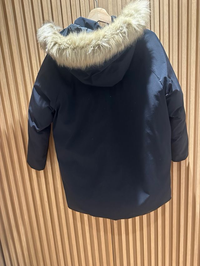 Plumón negro con capucha de Pelo de Niño