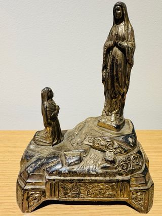 Virgen de Lourdes y Bernadette figura caja musical