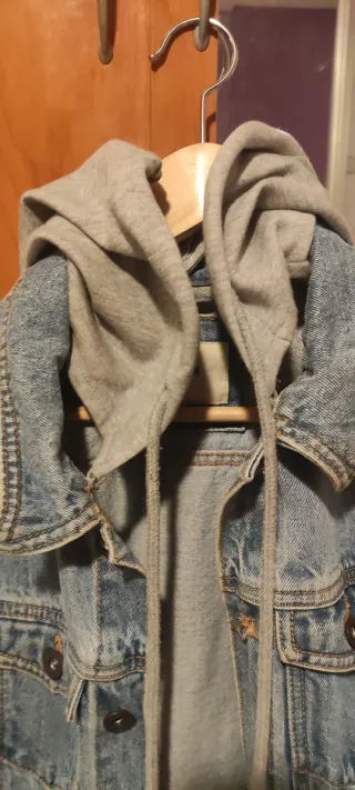 Chaqueta vaquera con capucha Pull&Bear Talla M