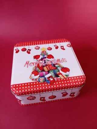 Scatola di latta natalizia