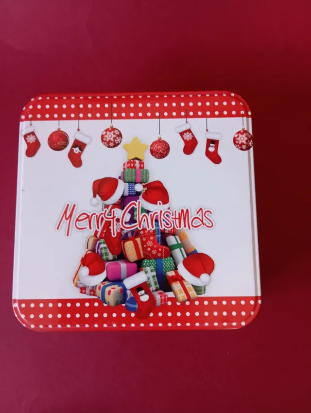 Scatola di latta natalizia