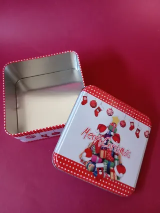 Scatola di latta natalizia