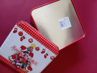 Scatola di latta natalizia