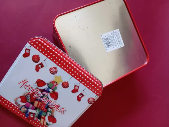 Scatola di latta natalizia