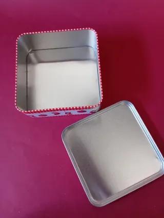 Scatola di latta natalizia