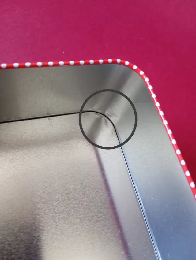 Scatola di latta natalizia