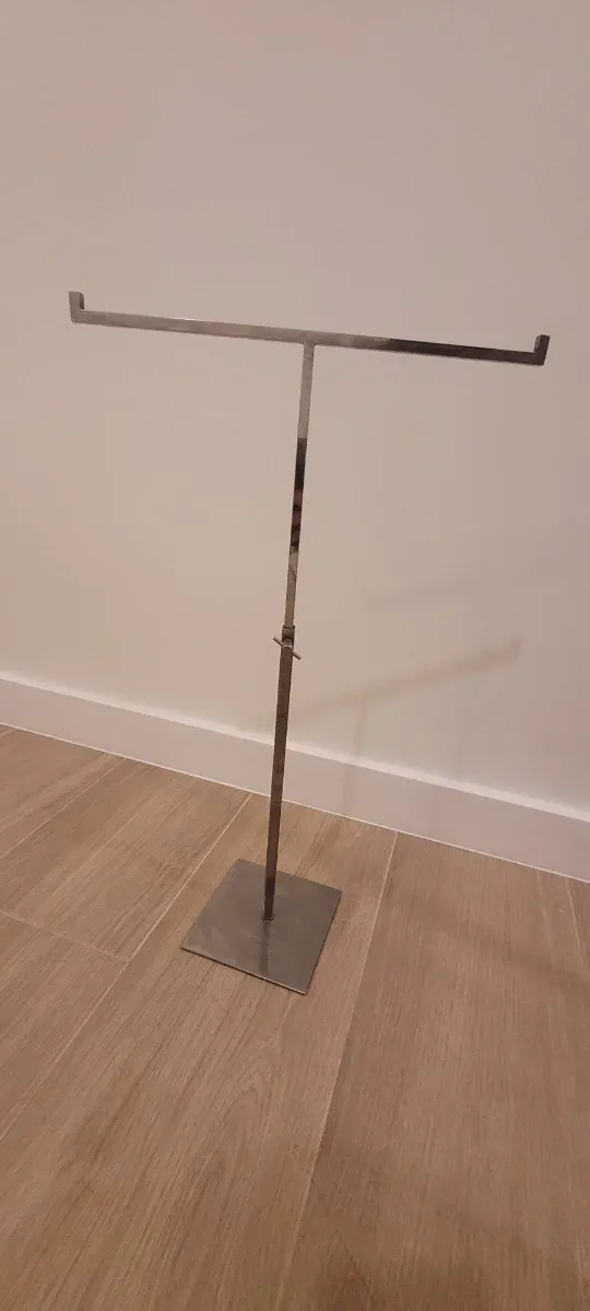 Colgador de collares plateado de acero