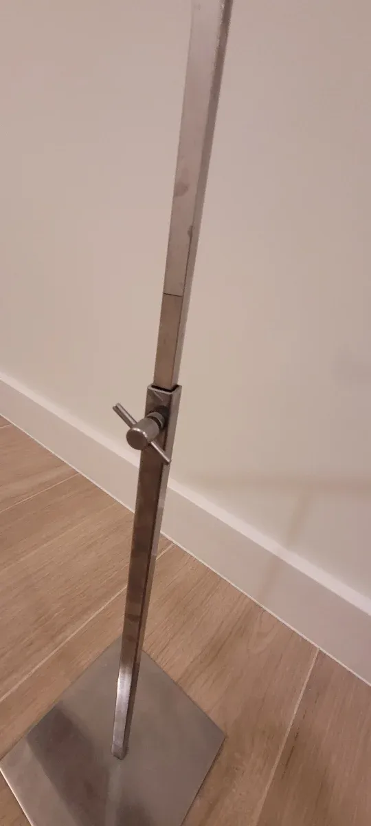 Colgador de collares plateado de acero