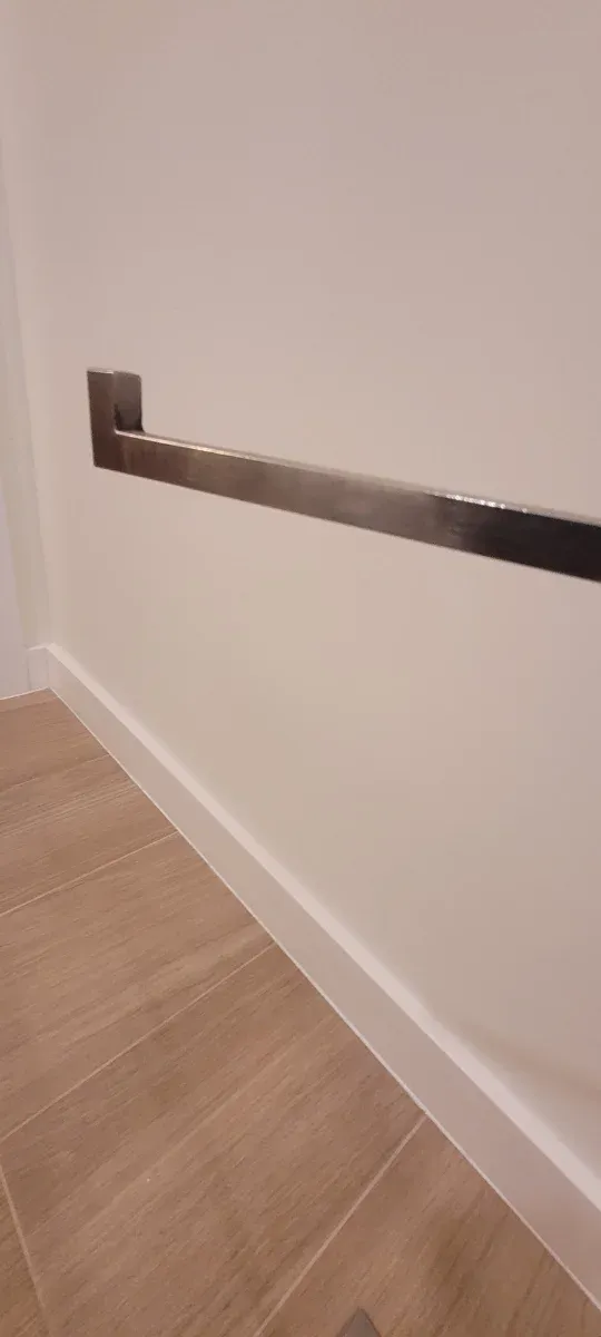 Colgador de collares plateado de acero