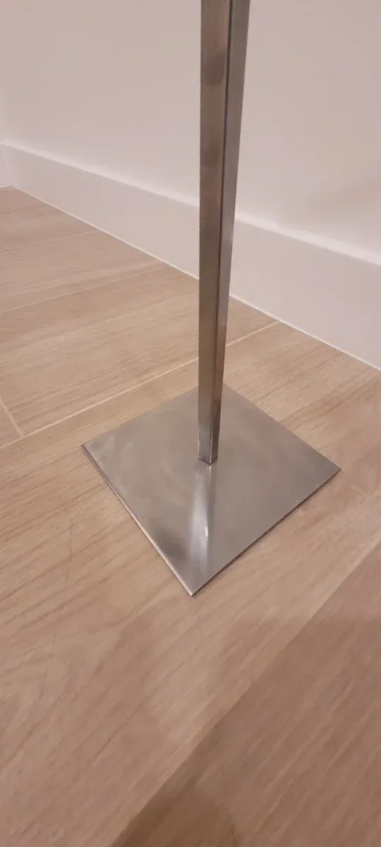 Colgador de collares plateado de acero