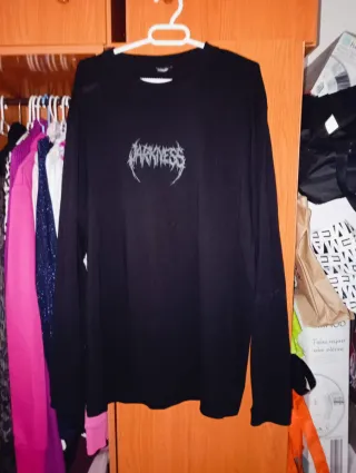 Camiseta negra con estampado DARKNESS