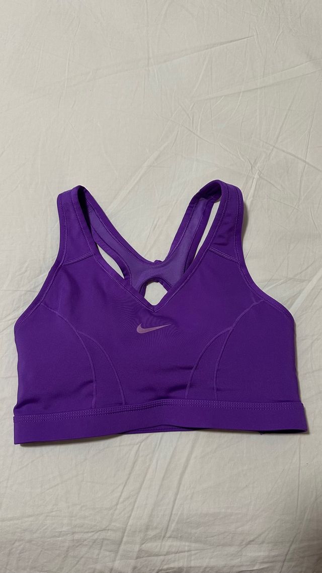 Top deportivo Nike morado