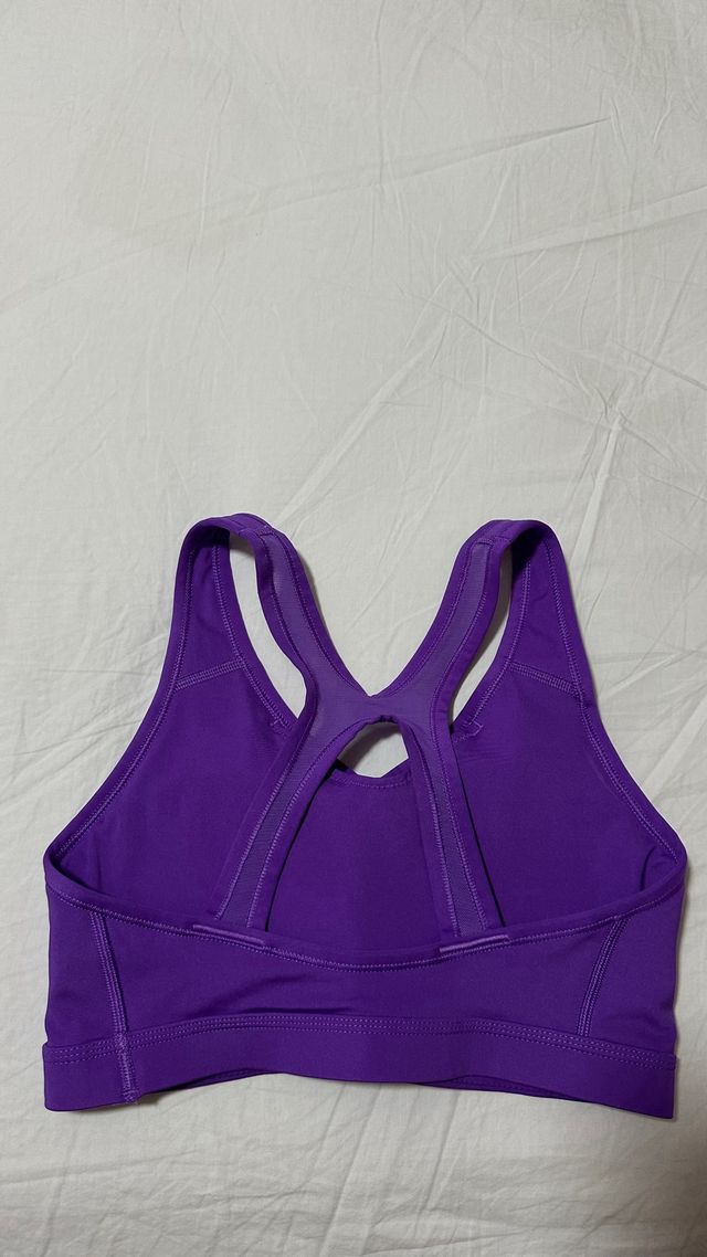Top deportivo Nike morado