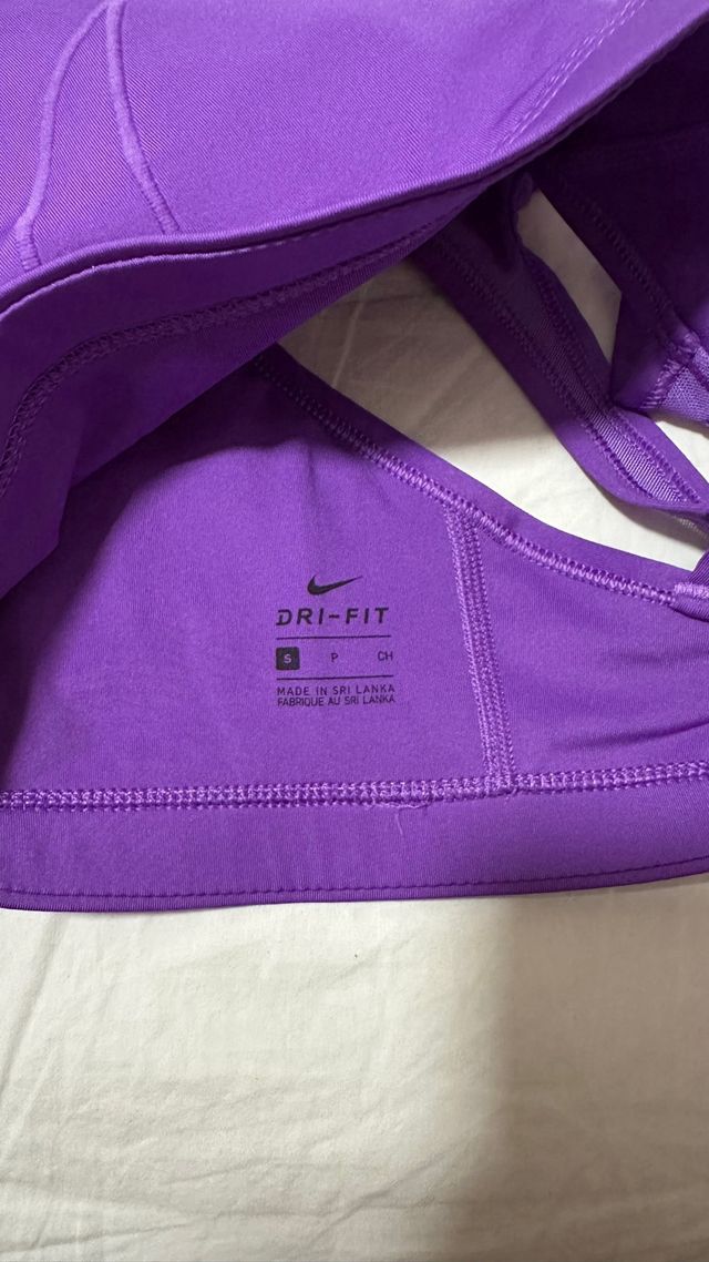 Top deportivo Nike morado