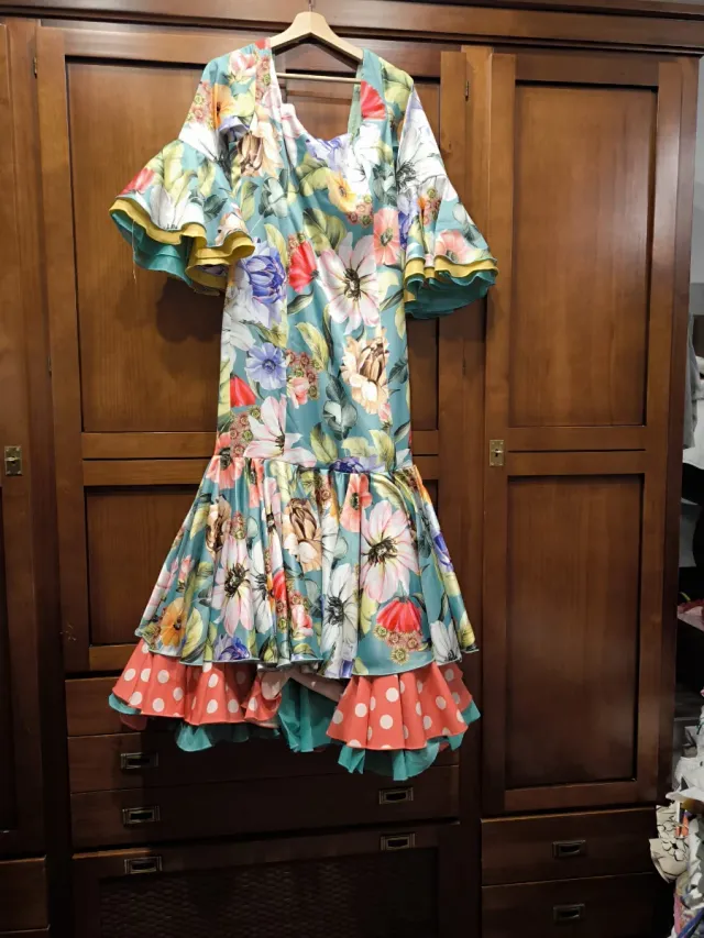 Traje de flamenca naranja y verde