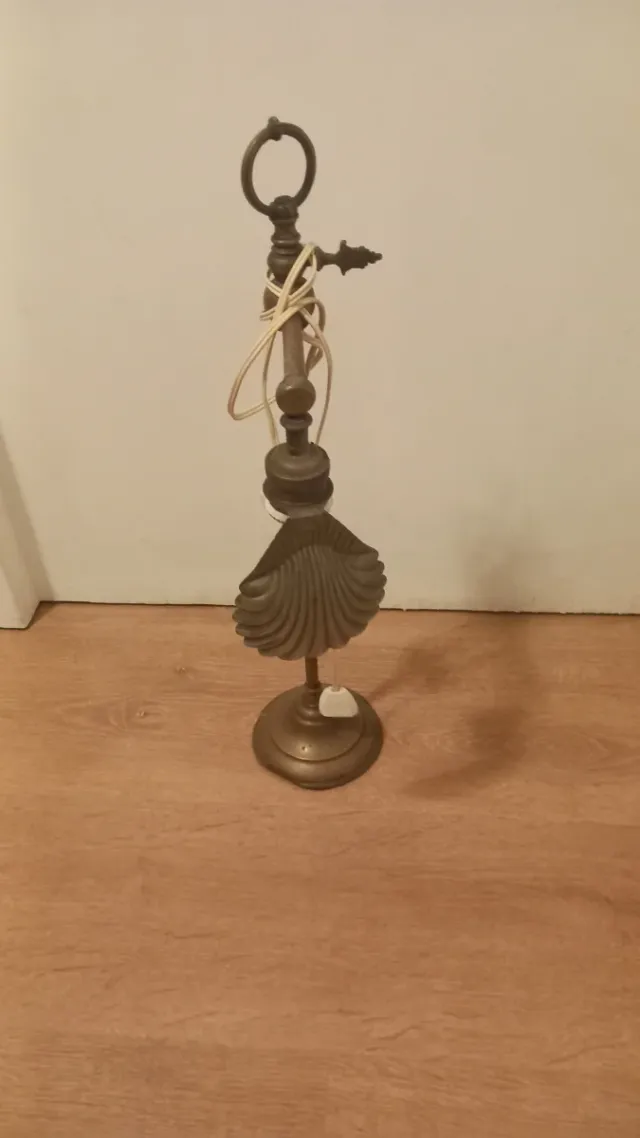 Lámpara antigua de latón con diseño de concha