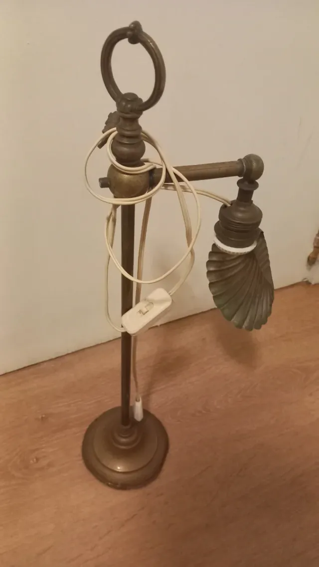 Lámpara antigua de latón con diseño de concha