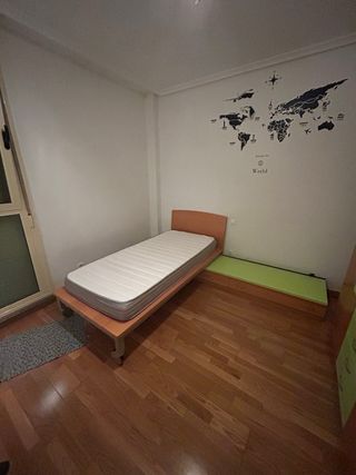 Somier, escritorio estantería y sillas conjunto