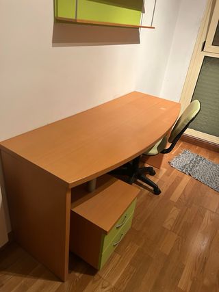 Somier, escritorio estantería y sillas conjunto