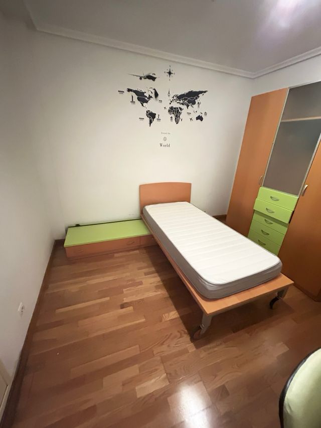 Somier, escritorio estantería y sillas conjunto