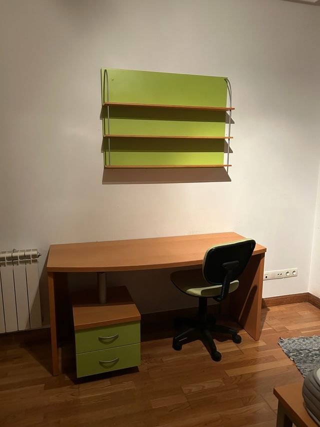 Somier, escritorio estantería y sillas conjunto