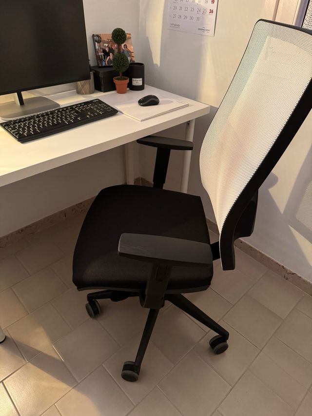 Silla de oficina ergonómica negra y blanca.