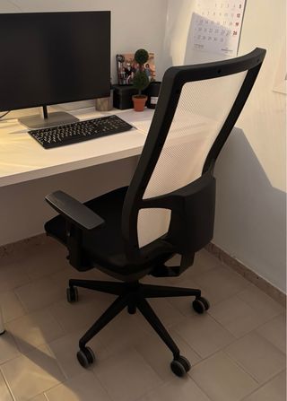 Silla de oficina ergonómica negra y blanca.