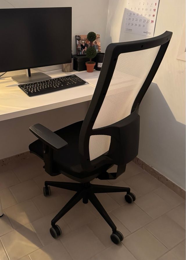 Silla de oficina ergonómica negra y blanca.