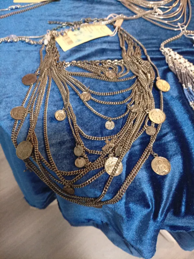 Collar multicapa con monedas