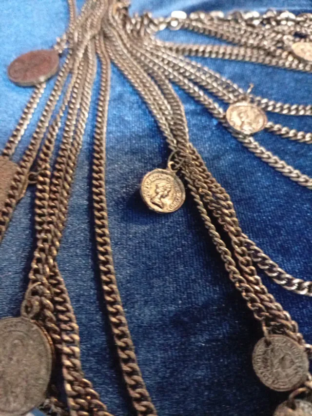 Collar multicapa con monedas